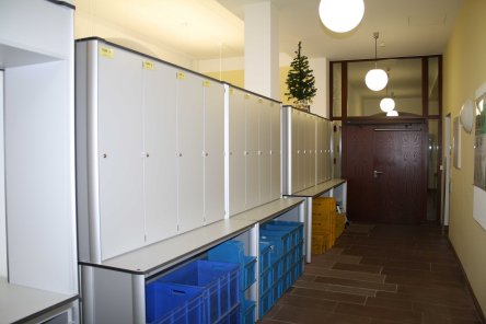 Eingangsbereich der Poststelle, links Schränke, hinten rechts die Tür